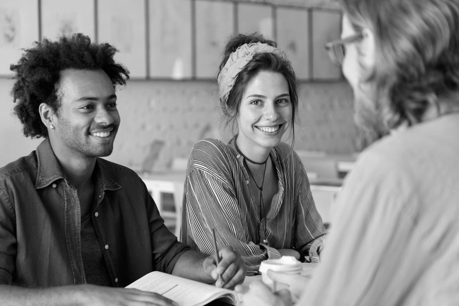 Espace de travail collaboratif avec ordinateurs et documents budgétaires