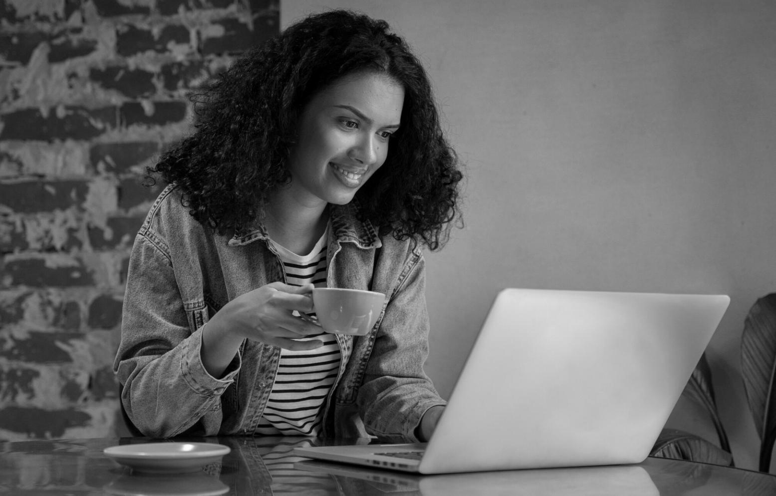 Espace de travail moderne avec ordinateur portable configuré pour la formation budgétaire
