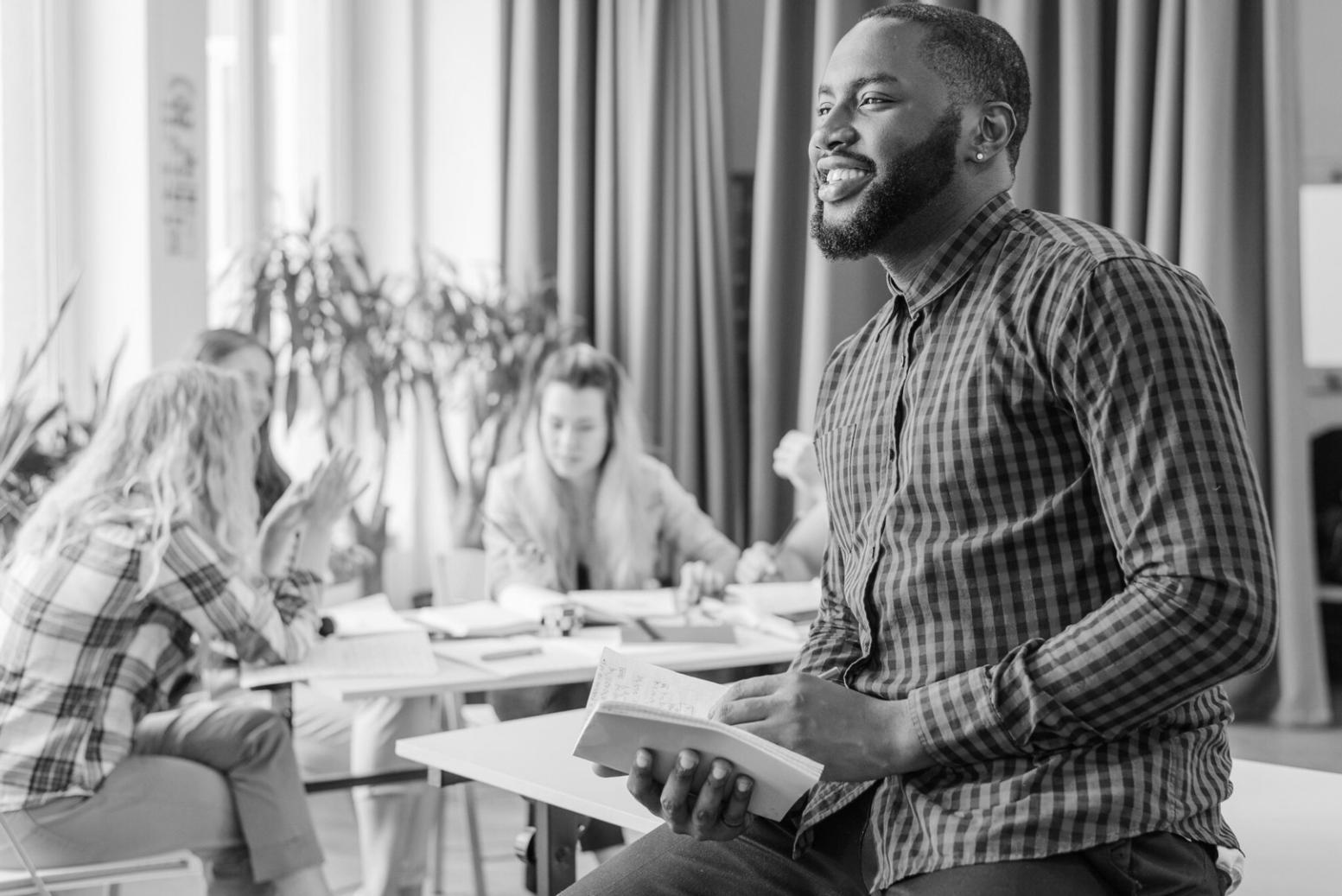 Espace de travail avec documents budgétaires et ordinateur